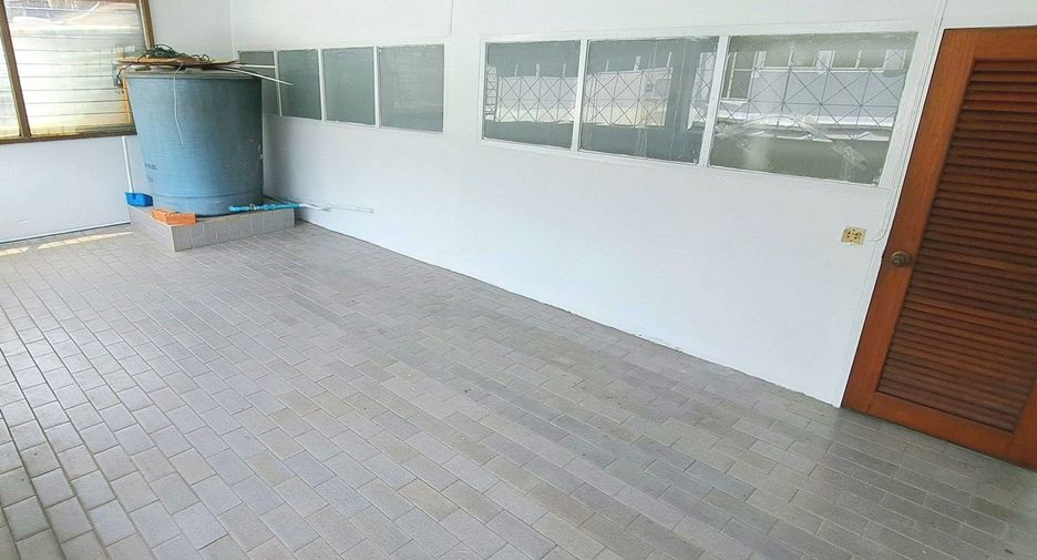 For rent 5 bedrooms townhouse in Watthana, Bangkok