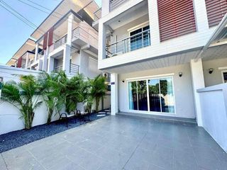 For rent 4 bed townhouse in Bang Lamung, Chonburi