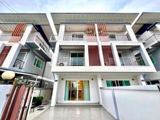 For rent 4 bed townhouse in Bang Lamung, Chonburi