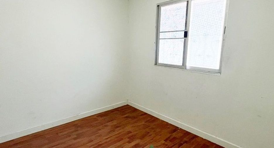 For sale 3 bedrooms townhouse in Nong Khaem, Bangkok