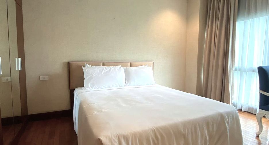 For rent 3 bedrooms condo in Pathum Wan, Bangkok
