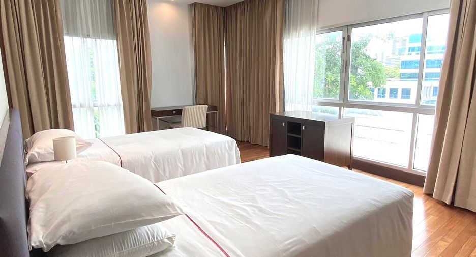 For rent 3 bedrooms condo in Pathum Wan, Bangkok