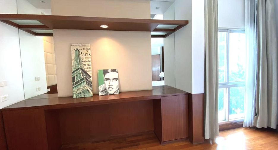For rent 3 bedrooms condo in Pathum Wan, Bangkok