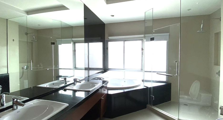 For rent 3 bedrooms condo in Pathum Wan, Bangkok