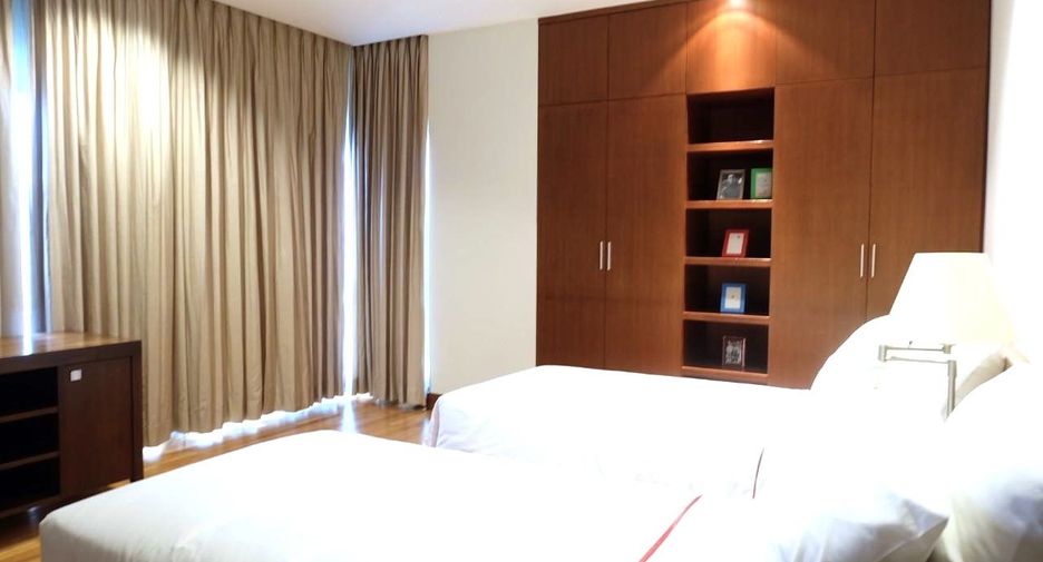 For rent 3 bedrooms condo in Pathum Wan, Bangkok