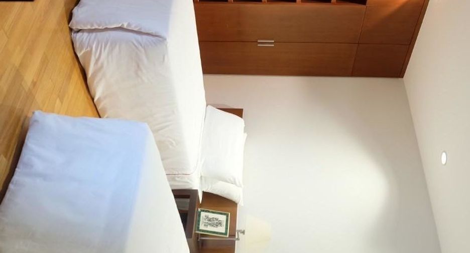 For rent 3 bedrooms condo in Pathum Wan, Bangkok
