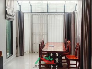 À vendre 3 chambres maison de ville à Thawi Watthana, Bangkok