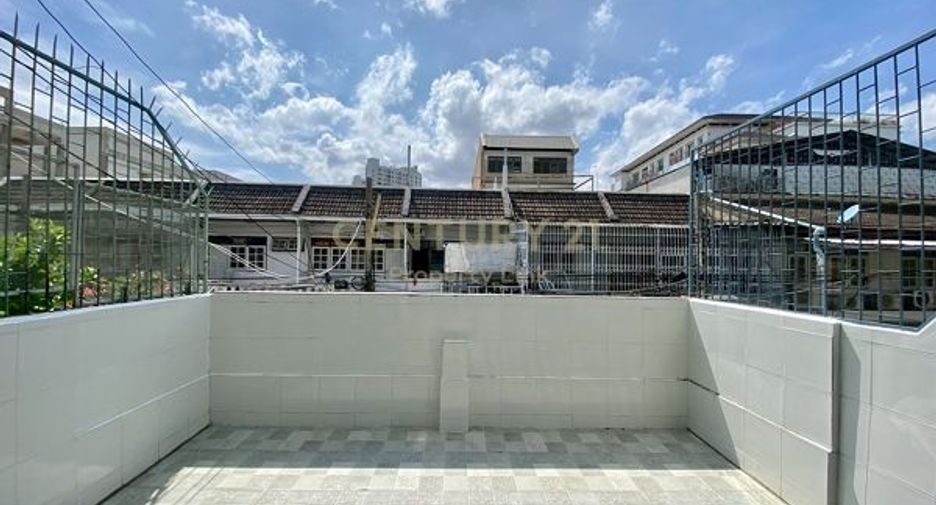 For sale 2 bedrooms townhouse in Yan Nawa, Bangkok