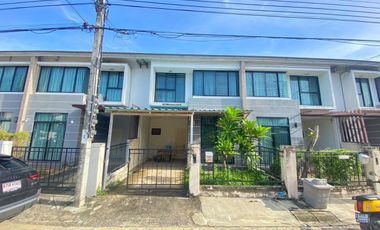 À vendre 3 chambres maison de ville à Min Buri, Bangkok