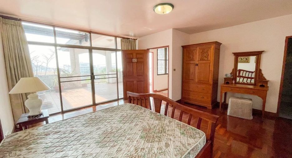 For sale 5 bedrooms townhouse in Bang Lamung, Chonburi