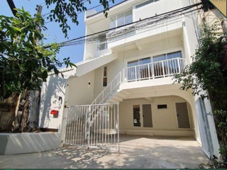 Reihenhaus zur Miete mit 4 Zimmer in Watthana, Bangkok