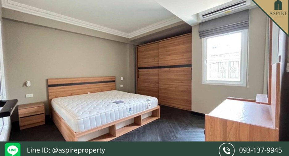 For rent 4 bedrooms townhouse in Watthana, Bangkok