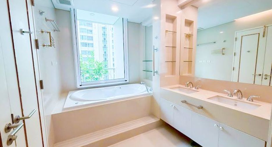 For rent and for sale 4 bedrooms condo in Pathum Wan, Bangkok