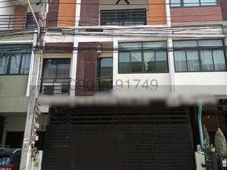 Casa adosada en alquiler de 3 habitaciones en Bang Khae, Bangkok