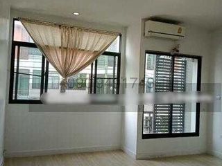 Casa adosada en alquiler de 3 habitaciones en Bang Khae, Bangkok