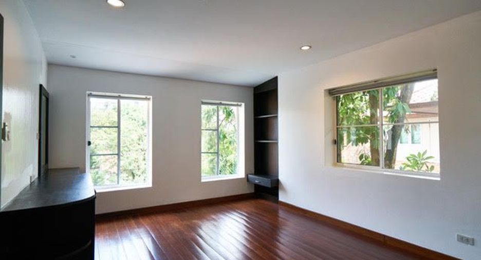 For rent 4 bedrooms condo in Watthana, Bangkok