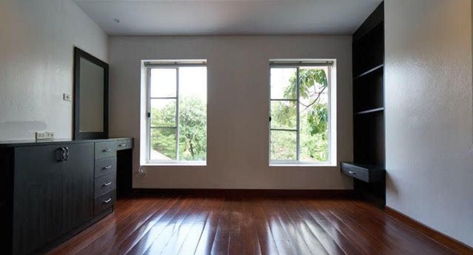 For rent 4 bedrooms condo in Watthana, Bangkok