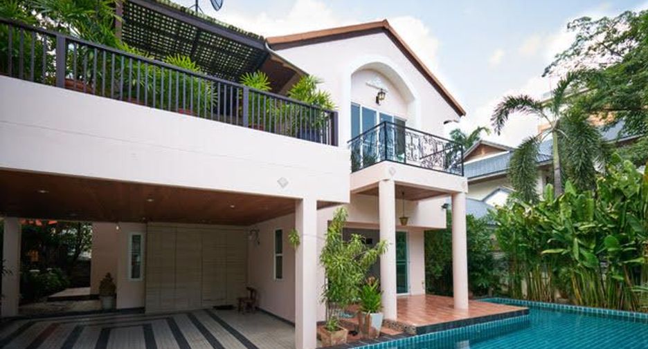 For rent 4 bedrooms condo in Watthana, Bangkok