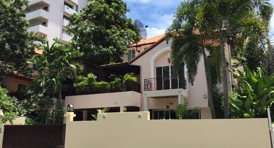 For rent 4 bedrooms condo in Watthana, Bangkok