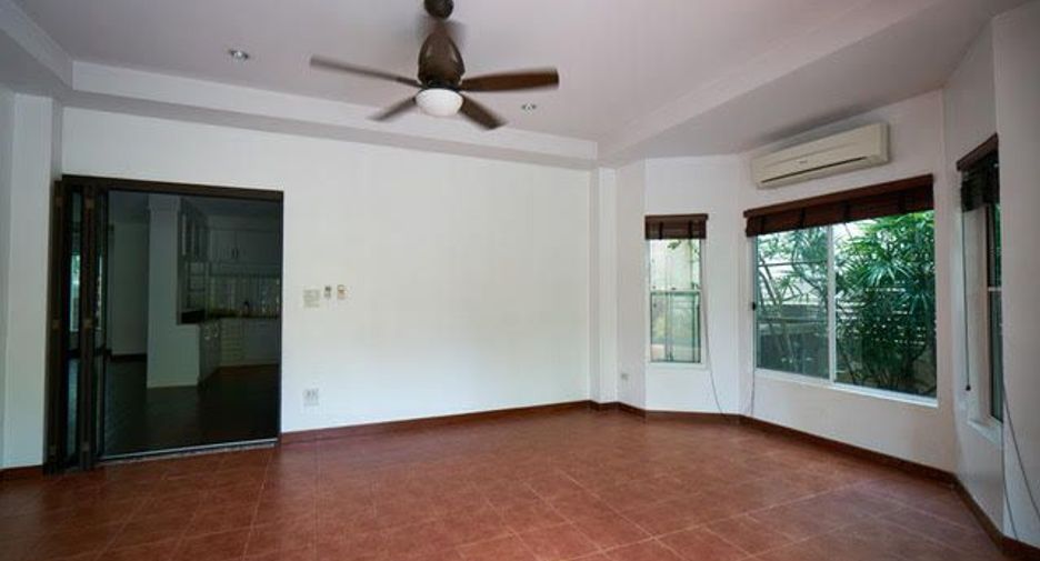 For rent 4 bedrooms condo in Watthana, Bangkok