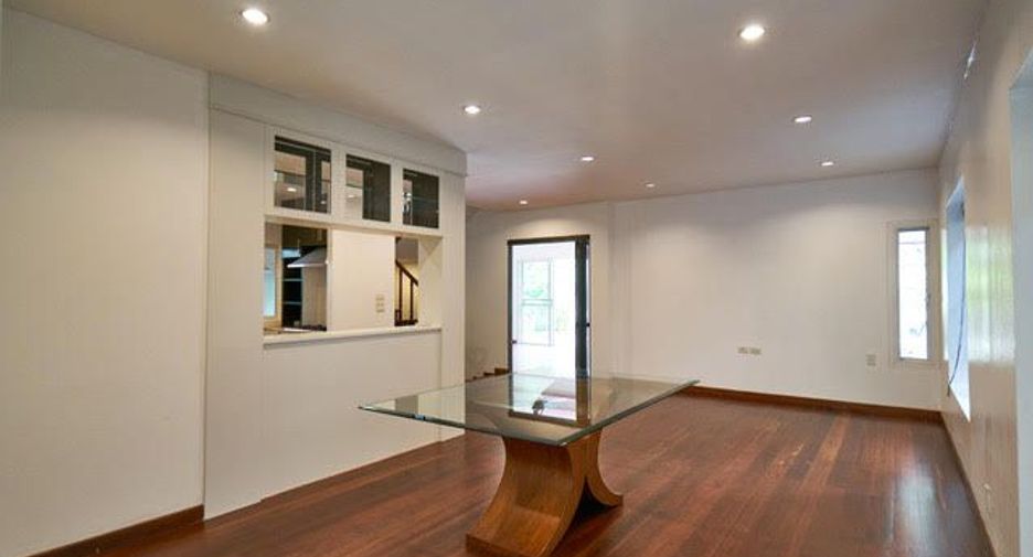 For rent 4 bedrooms condo in Watthana, Bangkok