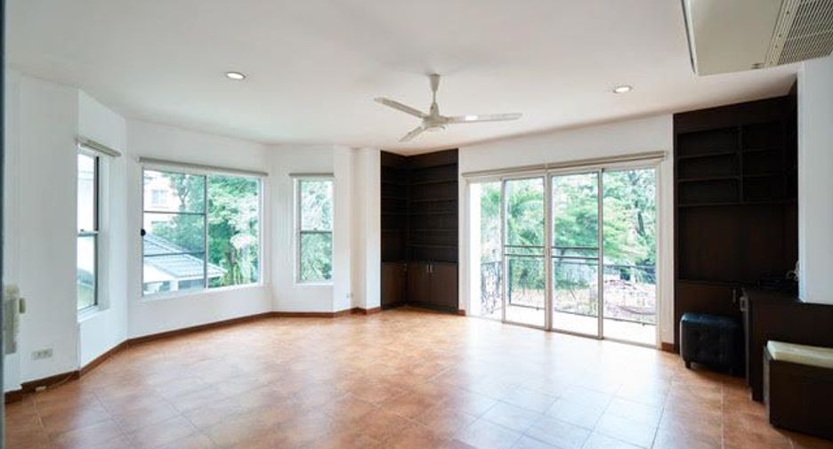 For rent 4 bedrooms condo in Watthana, Bangkok