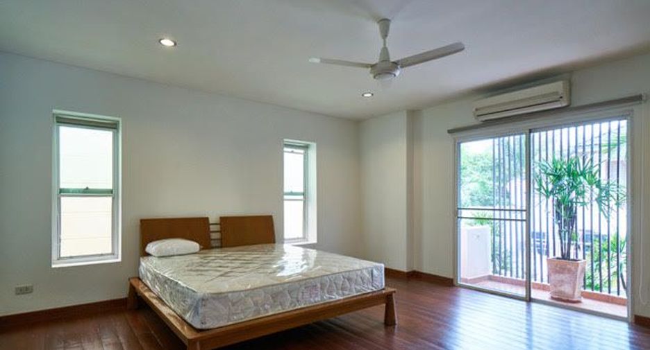 For rent 4 bedrooms condo in Watthana, Bangkok