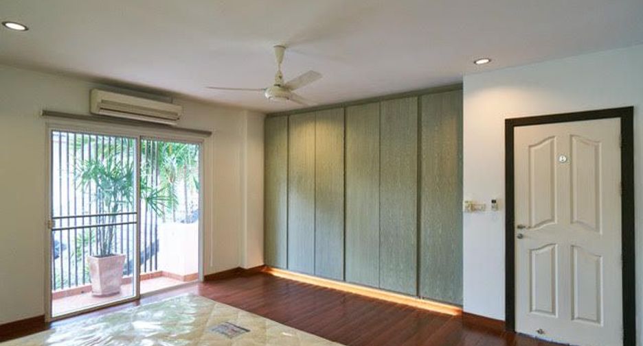 For rent 4 bedrooms condo in Watthana, Bangkok