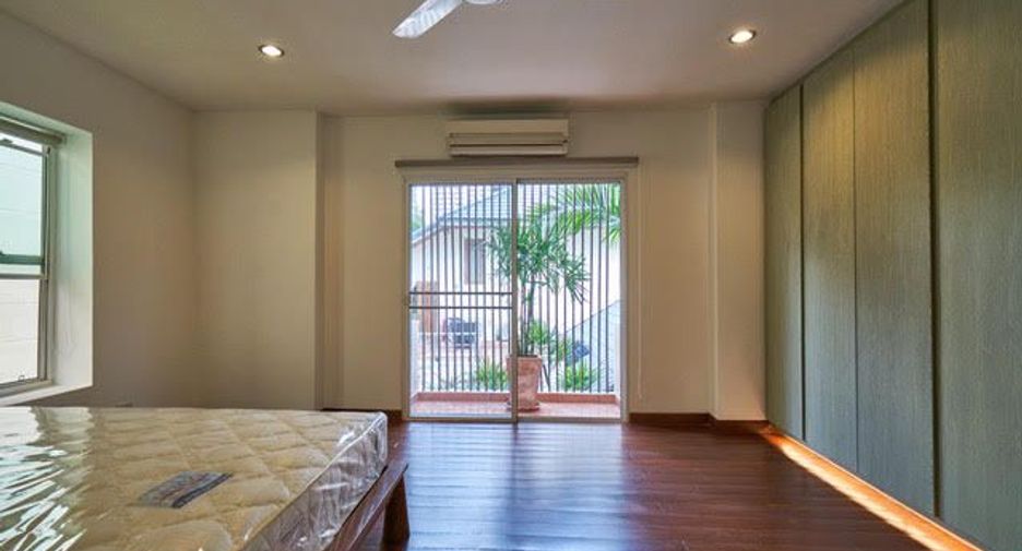 For rent 4 bedrooms condo in Watthana, Bangkok