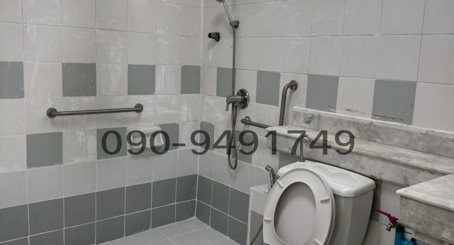 For rent 2 bedrooms townhouse in Khlong Sam Wa, Bangkok