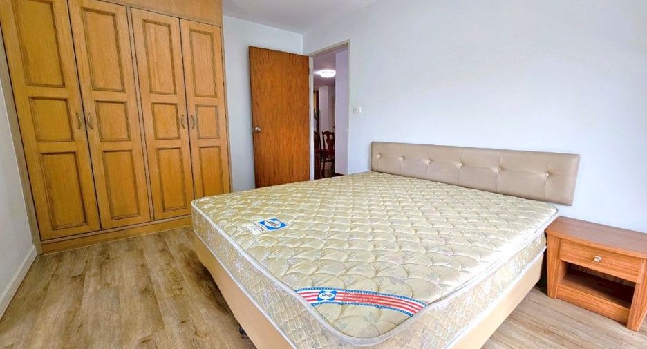 For rent 3 bedrooms condo in Sathon, Bangkok