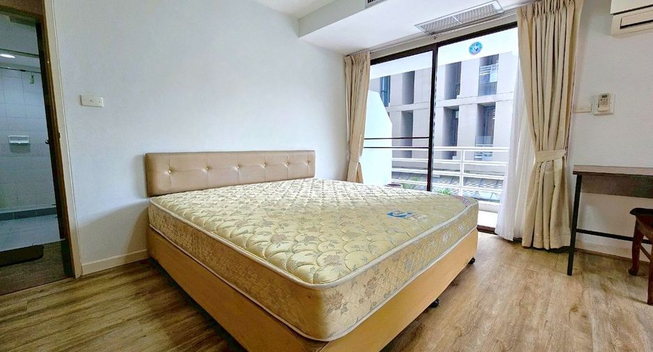 For rent 3 bedrooms condo in Sathon, Bangkok