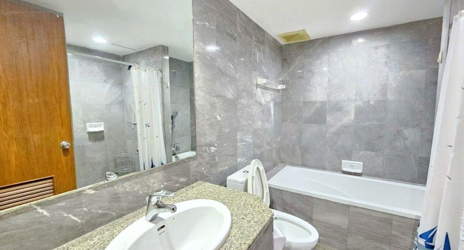 For rent 3 bedrooms condo in Sathon, Bangkok