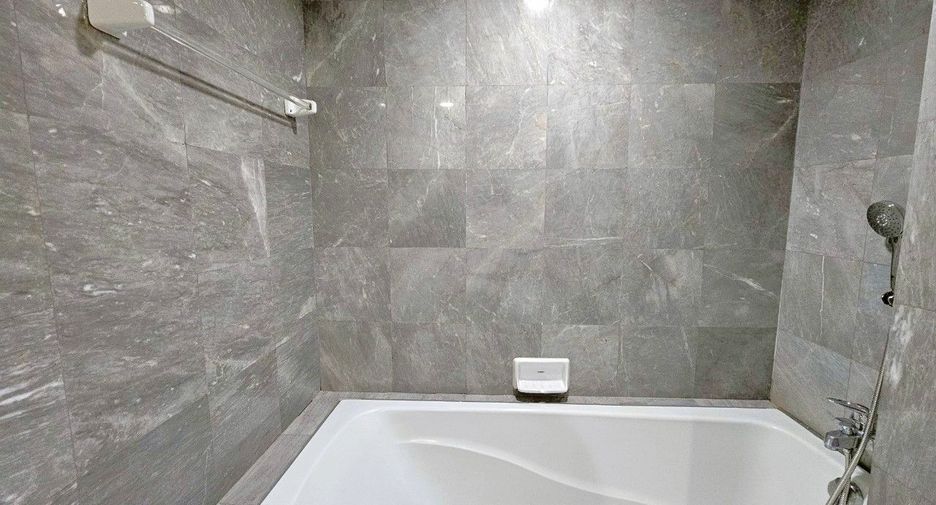For rent 3 bedrooms condo in Sathon, Bangkok