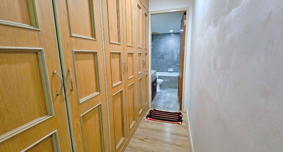 For rent 3 bedrooms condo in Sathon, Bangkok