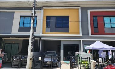Reihenhaus zum Kauf mit 2 Zimmer in Phra Samut Chedi, Samut Prakan