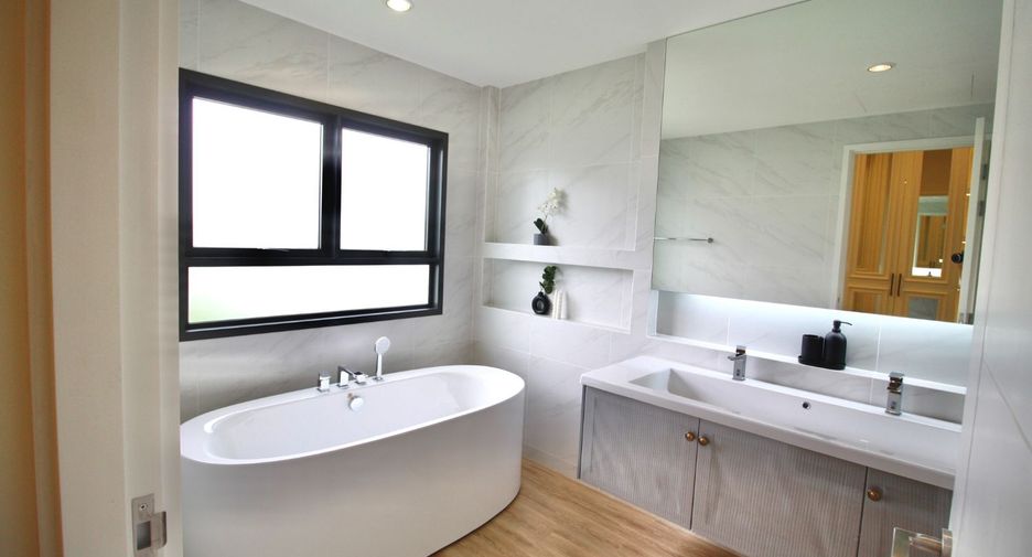 Haus zur Miete und zum Kauf mit 5 Zimmer in Bang Phli, Samut Prakan