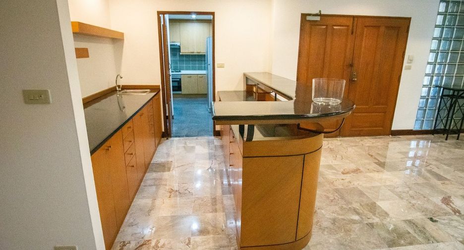 For rent 3 ベッドルーム apartment in Khlong Toei, Bangkok
