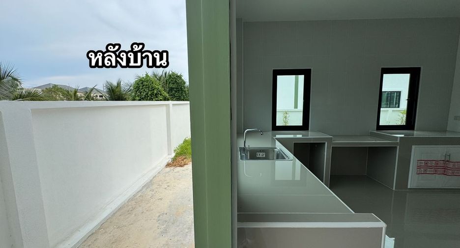 For sale 5 bedrooms townhouse in Krathum Baen, Samut Sakhon