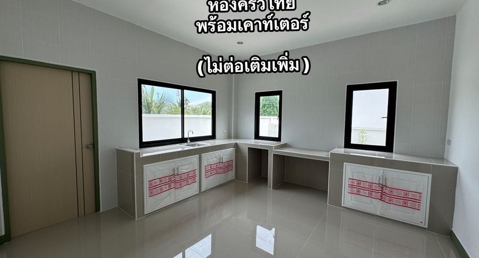 For sale 5 bedrooms townhouse in Krathum Baen, Samut Sakhon