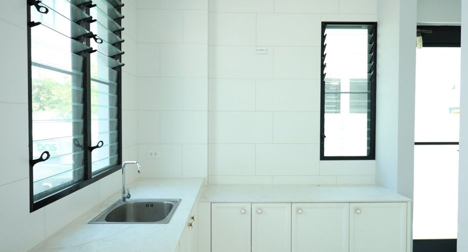 For rent and for sale 5 bedrooms house in Saphan Sung, Bangkok