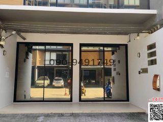 For sale 6 bedrooms retail Space in Phra Khanong, Bangkok