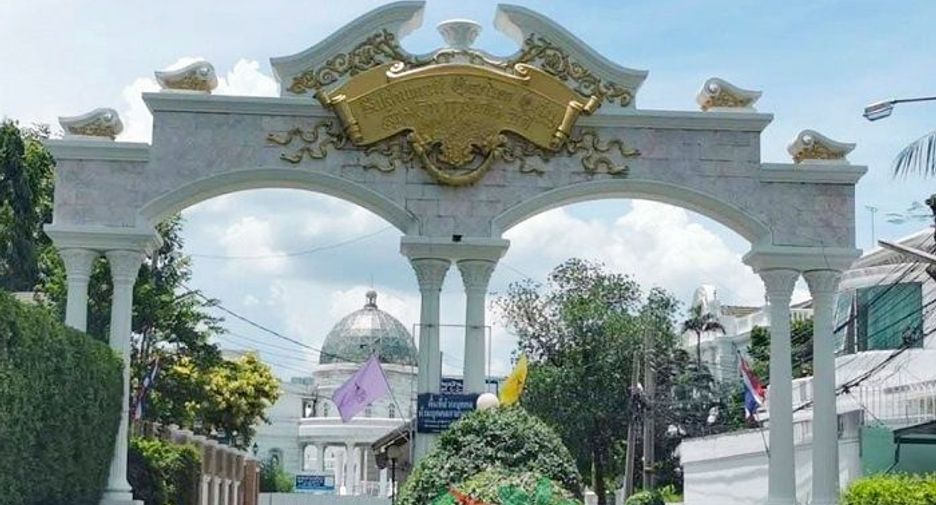 For sale 4 bedrooms house in Phra Khanong, Bangkok