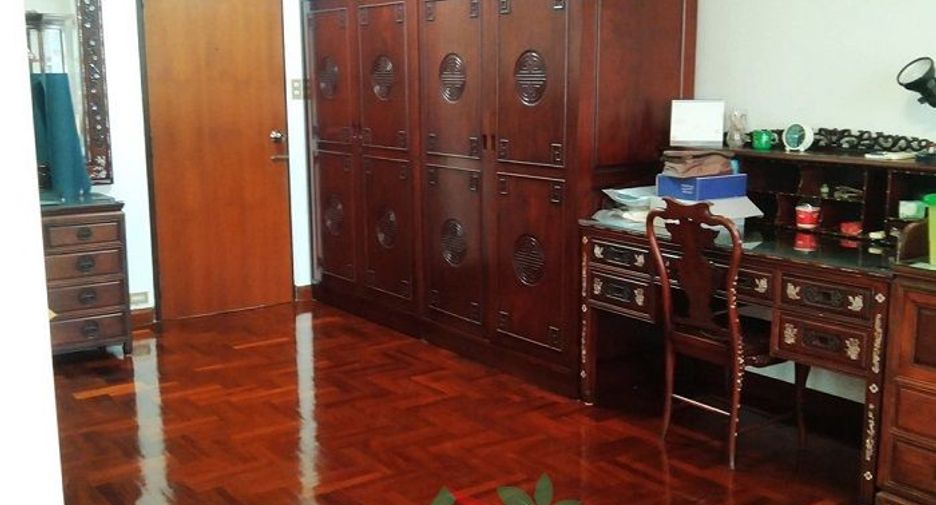 For sale 4 bedrooms house in Phra Khanong, Bangkok