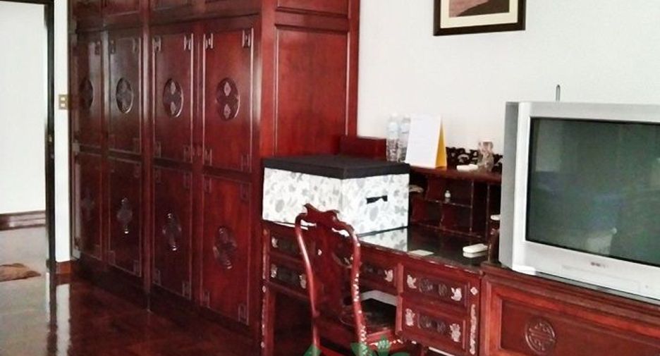 For sale 4 bedrooms house in Phra Khanong, Bangkok