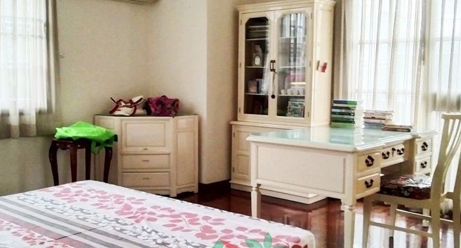 For sale 4 bedrooms house in Phra Khanong, Bangkok