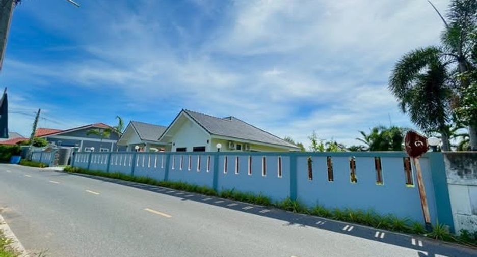 For sale 3 ベッドルーム villa in Sattahip, Chonburi