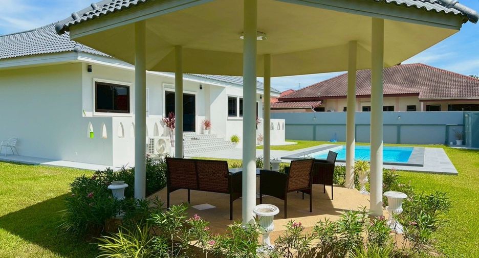 For sale 3 ベッドルーム villa in Sattahip, Chonburi