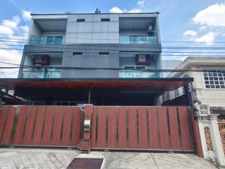 出售 8 卧室 联排别墅 在 Suan Luang, 曼谷