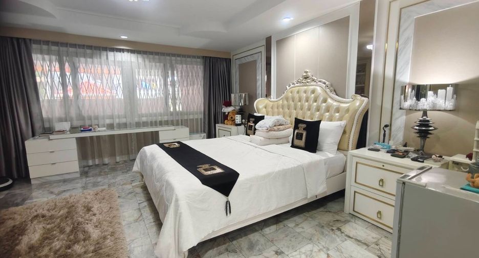 For sale 8 bedrooms townhouse in Suan Luang, Bangkok